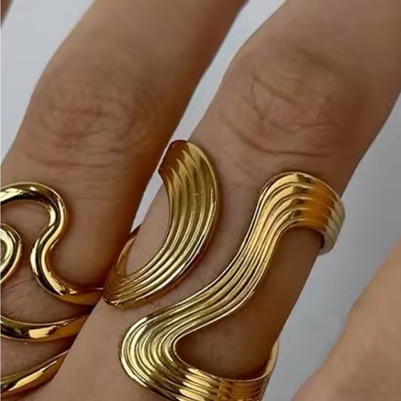 ZARA stillness Gold-Toned Wave Ring - Picture 4 of 12
